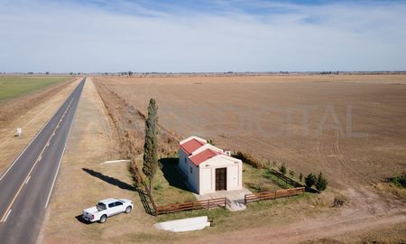 La capilla San Roque está a cuatro kilómetros de Bauer y Sigel en la ruta provincial 22. La capilla San Roque está a cuatro kilómetros de Bauer y Sigel en la ruta provincial 22.