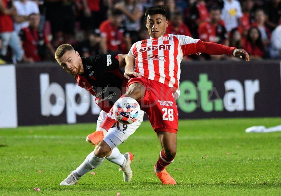 Lucas Beltrán disputa la pelota con Juan Carlos Portillo.