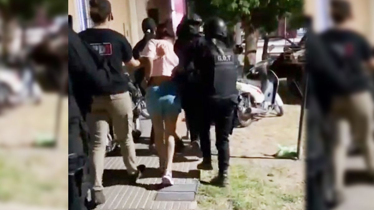 La mujer mientras era trasladada a la sede de la Policía de Investigaciones (PDI) de San Justo.&nbsp;