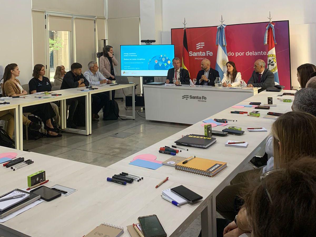 La agenda junto a la Sociedad Alemana de Cooperación Internacional, que comenzó este martes en Rosario, continuará hasta el viernes con visitas en territorio y presentación de herramientas para inversión en infraestructura energética. La agenda junto a la Sociedad Alemana de Cooperación Internacional, que comenzó este martes en Rosario, continuará hasta el viernes con visitas en territorio y presentación de herramientas para inversión en infraestructura energética.