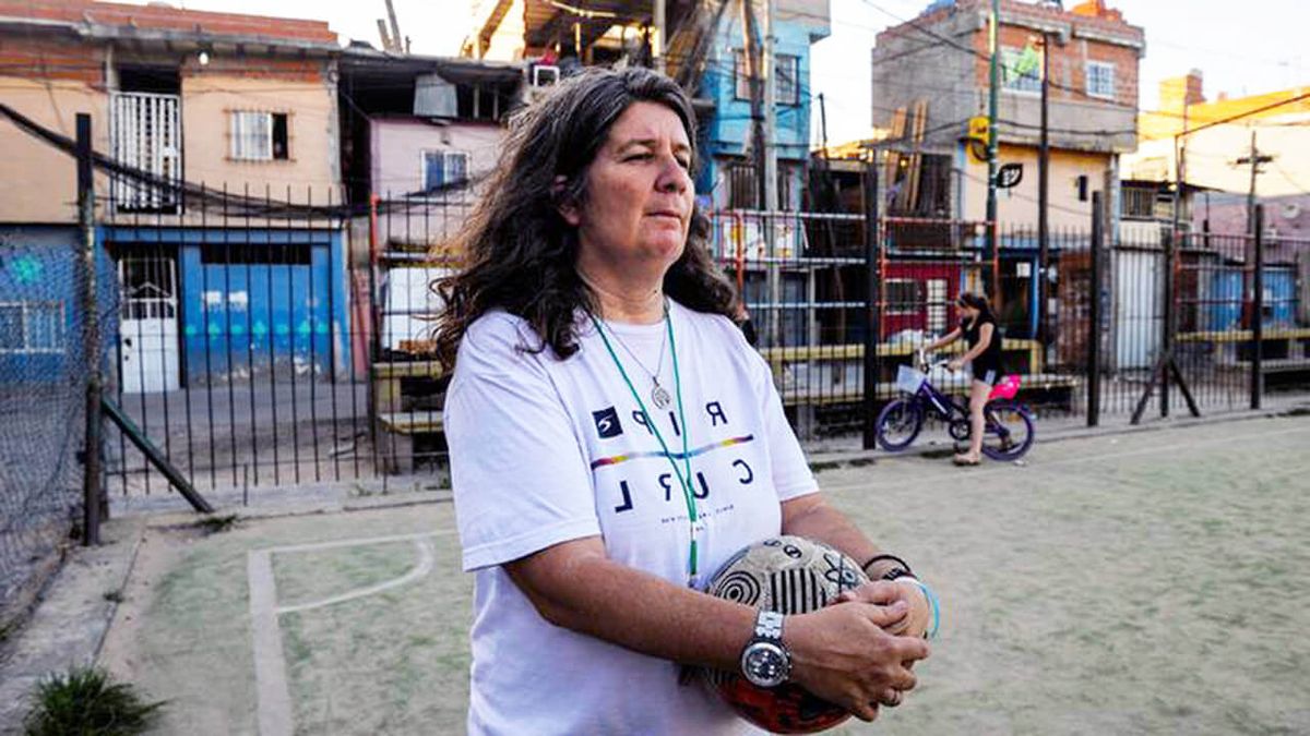 Pionera: Mónica Santino llevamás de una década apostando al fútbol en la Villa 31.