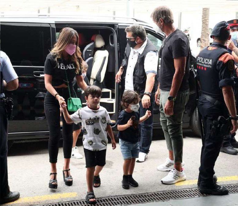 Así es el costoso look con el que Antonela Roccuzzo viajó a París