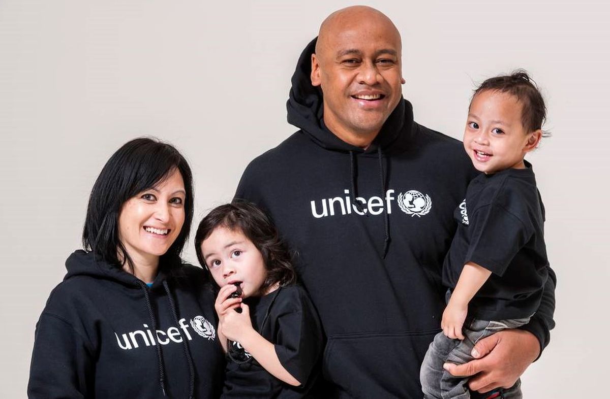 Ya retirado, Lomu fue designado embajador de la organización benéfica infantil Unicef Nueva Zelanda. En la foto, posa con su tercera y última esposa, Nadene –con quien se casó en 2008–, y sus dos hijos, Brayley (izquierda) y Dhyreille. Ya retirado, Lomu fue designado embajador de la organización benéfica infantil Unicef Nueva Zelanda. En la foto, posa con su tercera y última esposa, Nadene –con quien se casó en 2008–, y sus dos hijos, Brayley (izquierda) y Dhyreille.