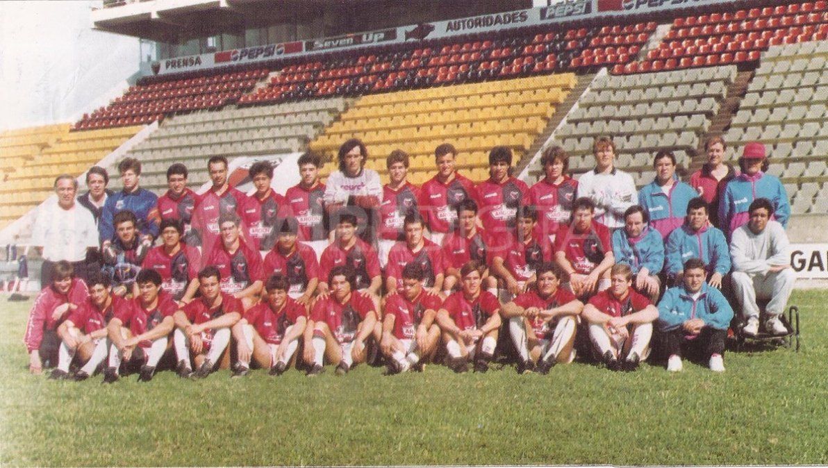 Plantel que consiguió el ascenso a Primera División luego de 14 años de ausencia en 1995. Colón venció a San Martín de Tucumán en la final del torneo reducido. Plantel que consiguió el ascenso a Primera División luego de 14 años de ausencia en 1995. Colón venció a San Martín de Tucumán en la final del torneo reducido.