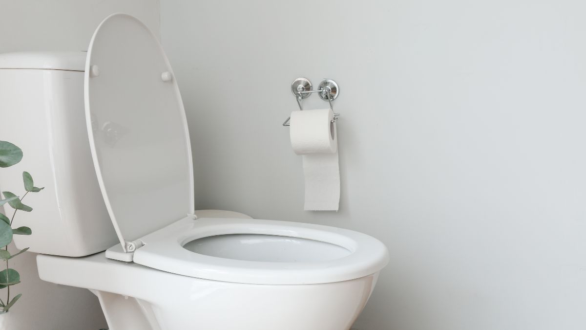 El truco con papel aluminio para limpiar el inodoro.