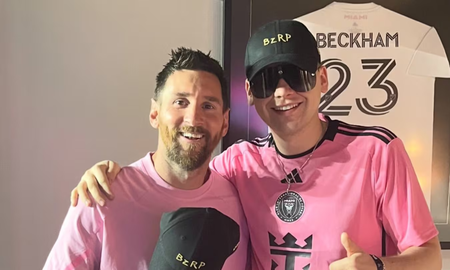 Bizarrap fue a ver a Lionel Messi y las cámaras lo enfocaron por primera vez sin gorra ni lentes Bizarrap fue a ver a Lionel Messi y las cámaras lo enfocaron por primera vez sin gorra ni lentes