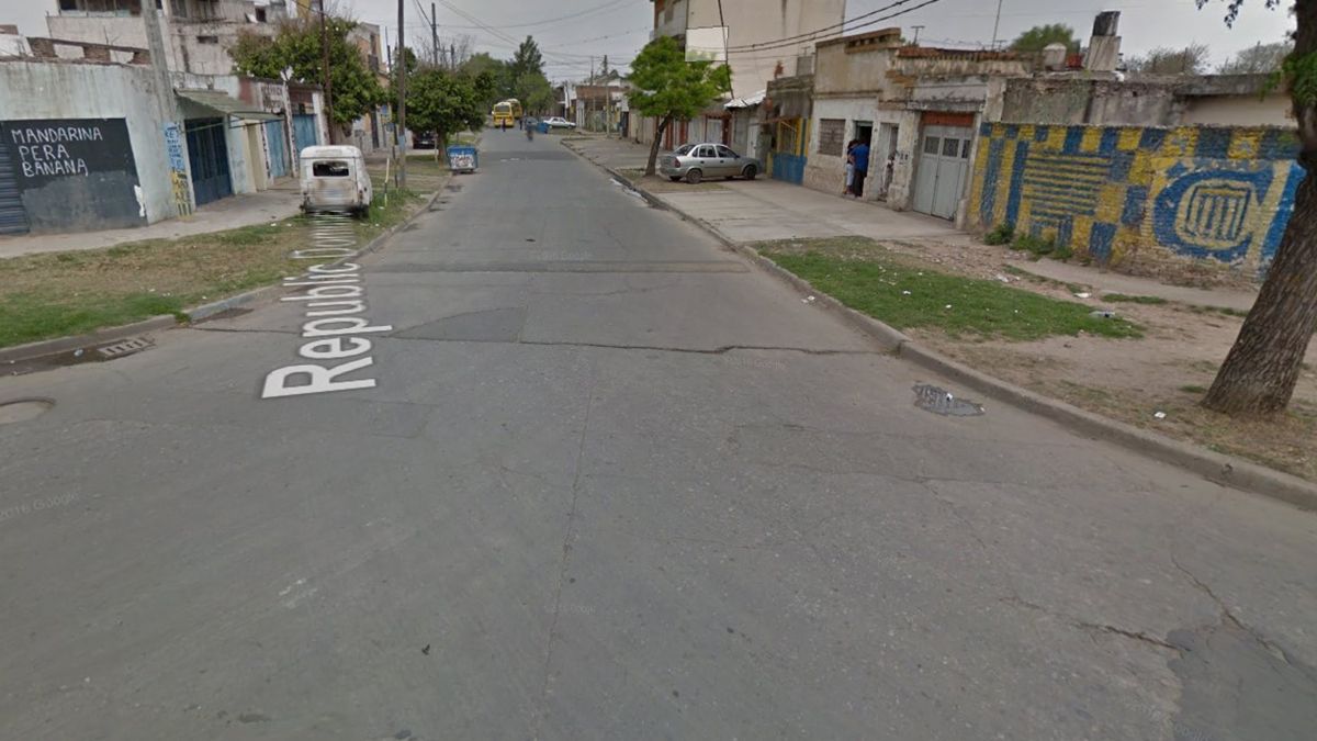 En horas de la siesta de este martes se produjo otra&nbsp;balacera&nbsp;en la ciudad de&nbsp;Rosario&nbsp;que dejó como saldo&nbsp;dos personas heridas: un&nbsp;nene de tres años&nbsp;y un joven de 23.El hecho se produjo en inmediaciones de&nbsp;French al 2000.