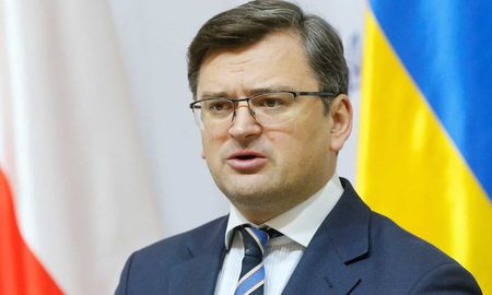 El ministro de Exteriores de Ucrania, Dimitro Kuleba, dijo que las fuerzas ucranianas lucharán con palas. El ministro de Exteriores de Ucrania, Dimitro Kuleba, dijo que las fuerzas ucranianas lucharán con palas.