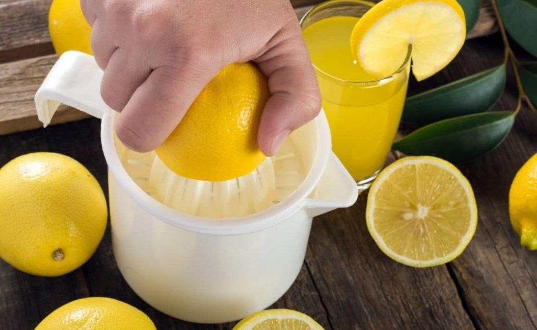 El limón entre sus muchos beneficios también cuenta con propiedades que ayudan a evitar la acumulación de sarro en nuestros dientes