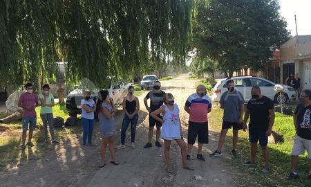 En diálogo con el móvil de Aire de Santa Fe, los vecinos de calle Alberti al 3400 denunciaron que “cada vez que llueve no podemos salir de nuestras casas”. Según indicaron, antes que comiencen los trabajos había un mejorado pero ya no existe. En diálogo con el móvil de Aire de Santa Fe, los vecinos de calle Alberti al 3400 denunciaron que “cada vez que llueve no podemos salir de nuestras casas”. Según indicaron, antes que comiencen los trabajos había un mejorado pero ya no existe.