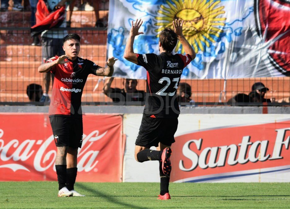 Christian Bernardi saluda a Facundo Farías tras la buena definición que le permitió a Colón pasar a ganar 1-0 el encuentro ante Godoy Cruz.