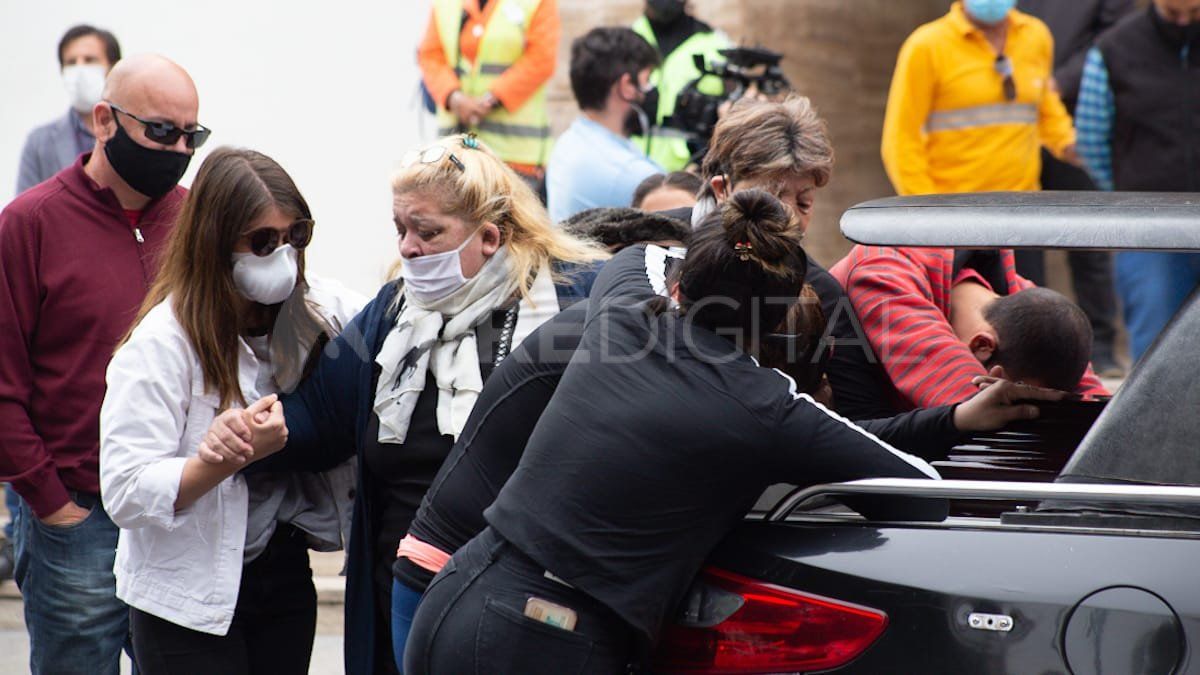 Los familiares de Ramón Gamarra se despidieron del trabajador de la salud frente a las puertas de la Municipalidad.&nbsp;