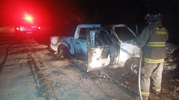 El primer incendio ocurrió sobre un Peugeot 505 en Monte Vera y minutos más tarde también ardió una camioneta Ford en el norte de la ciudad de Santa Fe.