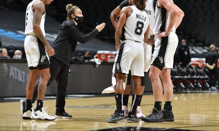 Becky Hammon hizo historia en la NBA tras convertirse en la primera mujer en dirigir a un equipo de la liga. Becky Hammon hizo historia en la NBA tras convertirse en la primera mujer en dirigir a un equipo de la liga.