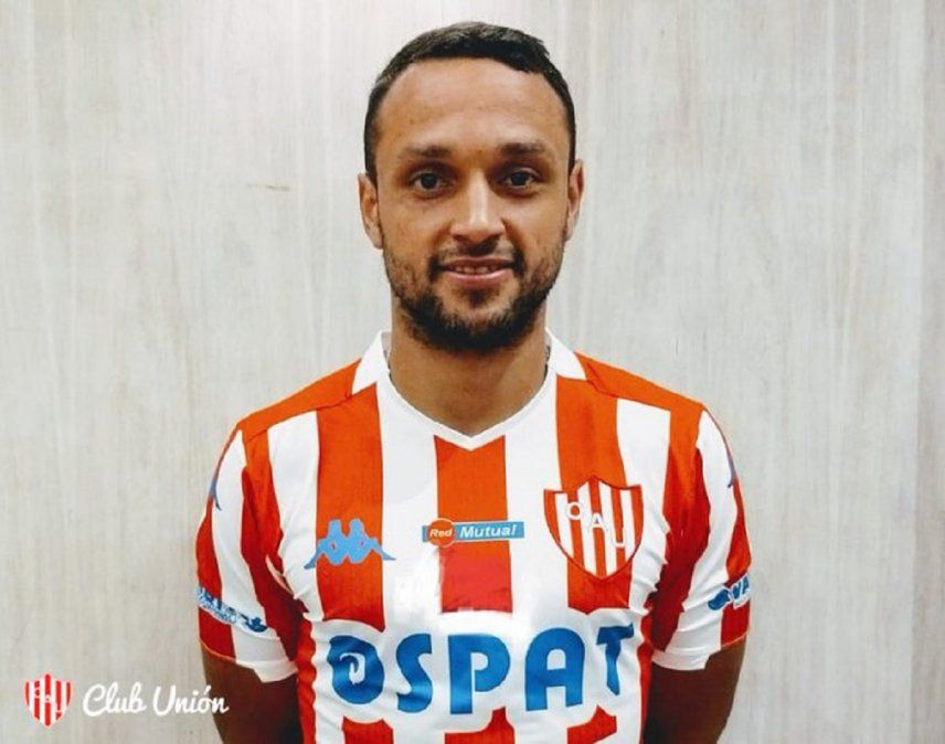 Sebastián Assis llegó a Mar del Plata y posó con la camiseta de Unión