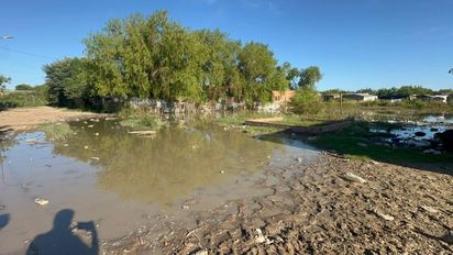 Vecinos de Alto Verde reclaman por obras urgentes, tras la formación de una laguna de agua estancada