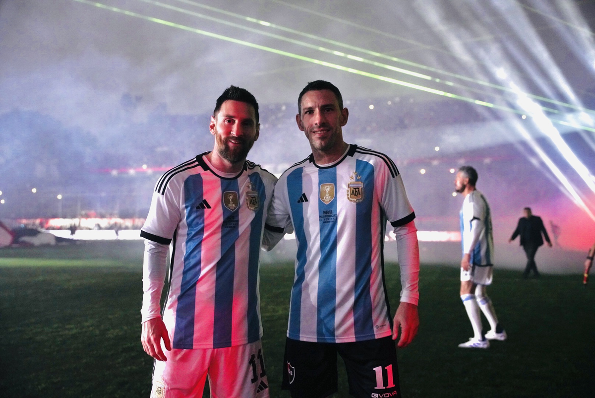 Lionel Messi festejó su cumpleaños con su familia y estuvo en el partido despedida de Maxi Rodríguez.