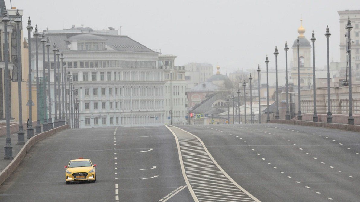 Un autom&oacute;vil circula por un puente sobre el r&iacute;o Moscova en el centro de Mosc&uacute;