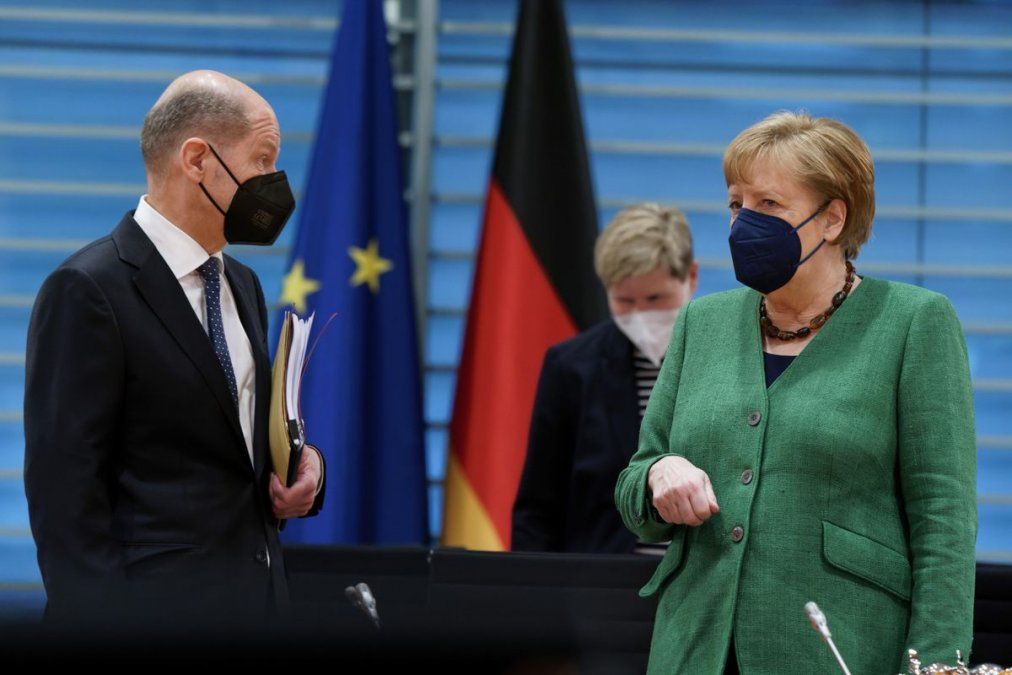 Olaf Scholz junto a Angela Merkel.
