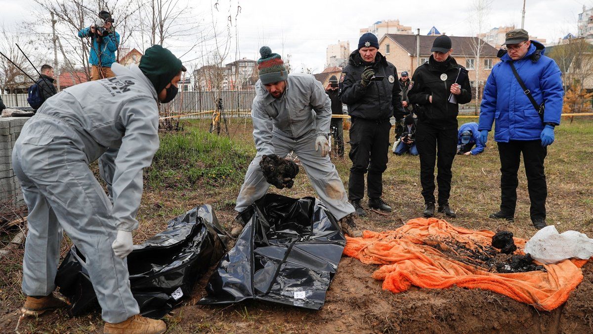 Las autoridades ucranianas ya han identificado a 900 civiles muertos durante la ocupación rusa en la región de Kiev.