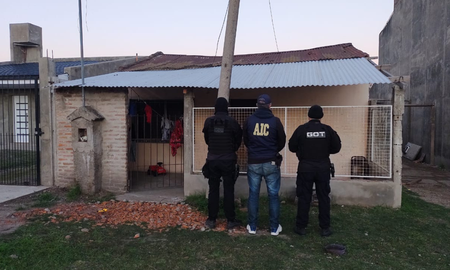Del mega operativo participan numerosos grupos tácticos, 15 Brigadas Operativas de la Dirección de Narcotráfico (AIC) y más de 40 móviles afectados a los operativos. Del mega operativo participan numerosos grupos tácticos, 15 Brigadas Operativas de la Dirección de Narcotráfico (AIC) y más de 40 móviles afectados a los operativos.