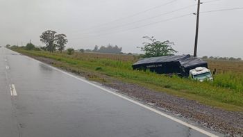 Accidente de tránsito en Ruta 80: un camión chocó con un auto y cayó a una zanja en Arocena