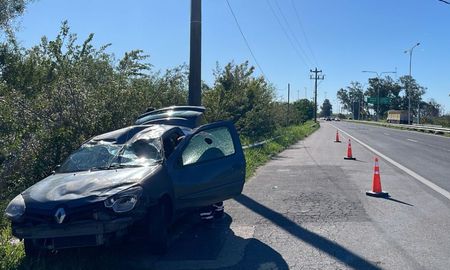 Así quedó el automóvil tras el vuelco en Ruta Nacional 168. Así quedó el automóvil tras el vuelco en Ruta Nacional 168.