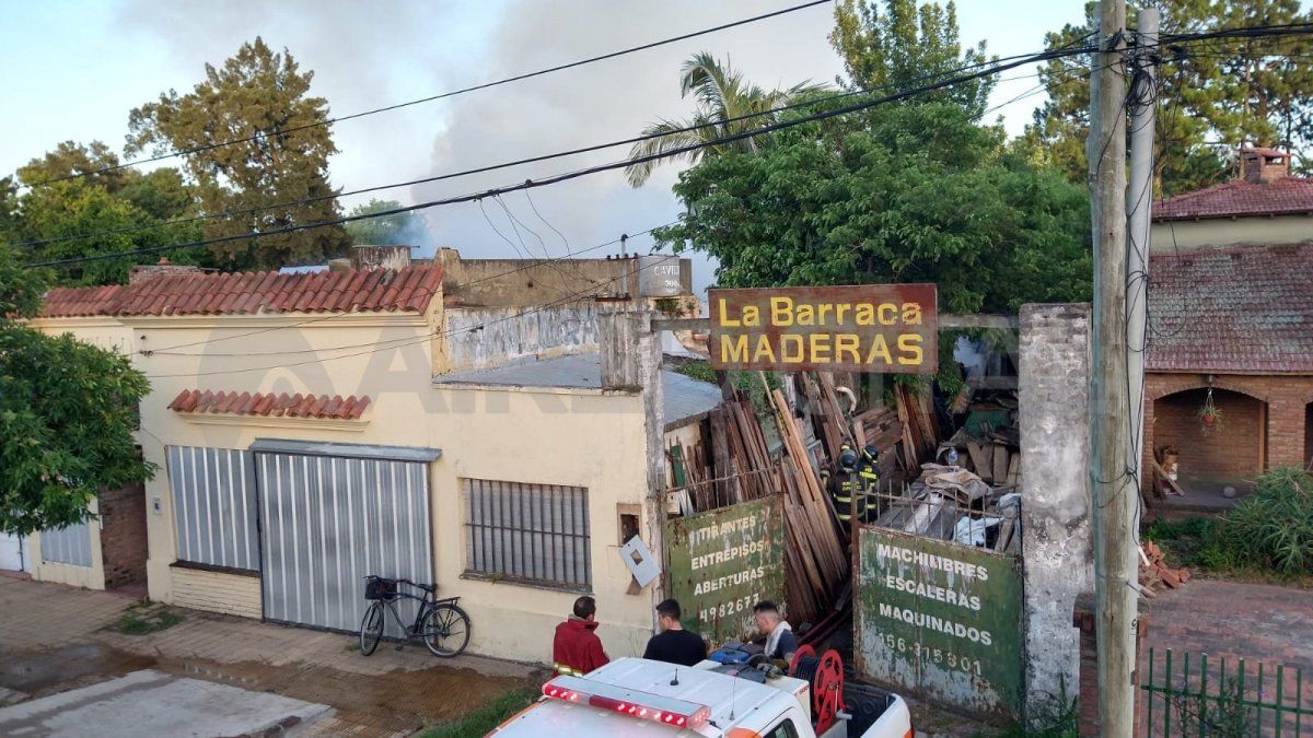 El incendio tuvo lugar en la maderera La Barraca, ubicada sobre la colectora de la Ruta Provincial 1.