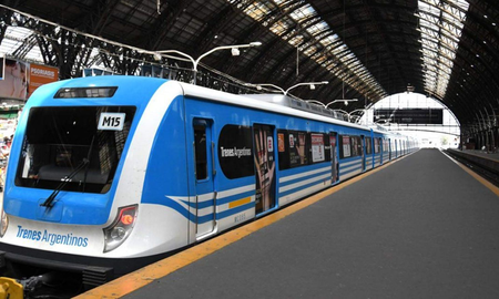 Un tren casi arrolla a un colectivo que se había metido en la vía Un tren casi arrolla a un colectivo que se había metido en la vía