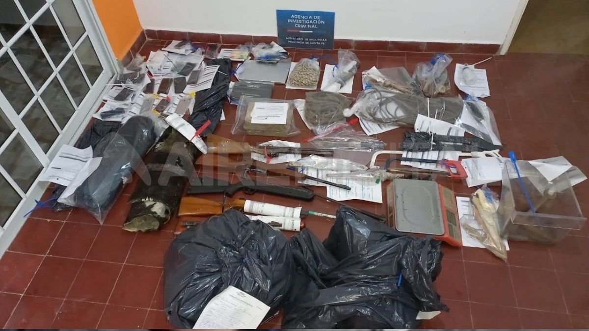 Secuestraron dos carabinas cal. 22, una escopeta, dos aires comprimidos, cuatro freezers, celulares, entre otros elementos de interés para la causa.