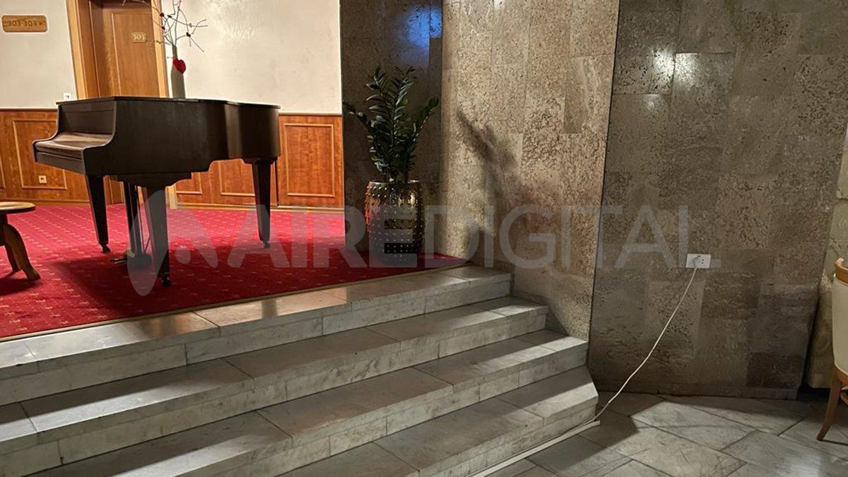 En el comedor, hay un piano que quedó abandonado y en silencio en un hotel cercado por la guerra.