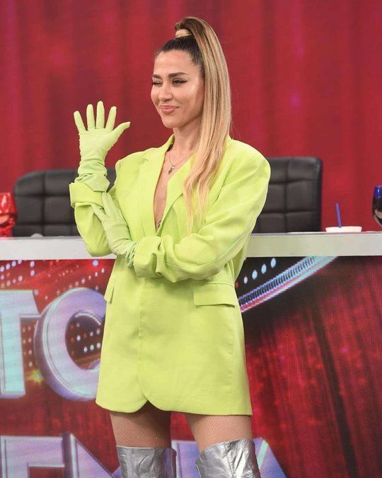 Jimena Barón usó un blazer amarillo neón como vestido. 