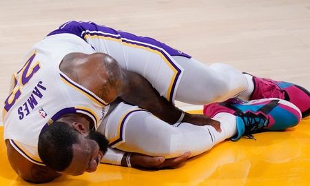 LeBron James sufrió una lesión en el partido de Los Ángeles Lakers ante Atlanta Hawks por la NBA y será baja por tiempo indefinido. LeBron James sufrió una lesión en el partido de Los Ángeles Lakers ante Atlanta Hawks por la NBA y será baja por tiempo indefinido.