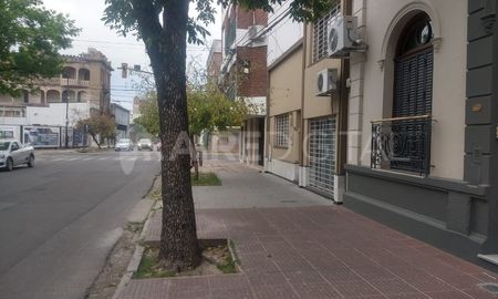 Entradera en barrio Candioti Sur: le robaron una cuantiosa suma en dólares y pesos a un anciano de 81 años Entradera en barrio Candioti Sur: le robaron una cuantiosa suma en dólares y pesos a un anciano de 81 años
