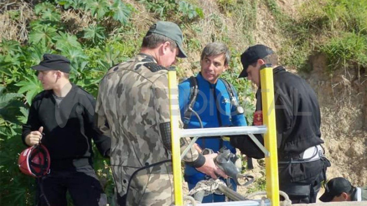 Año 2010- Buzos tácticos colaboraban con la limpieza del Arroyo Ludueña