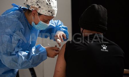 La vacunación sigue a buen ritmo en la provincia de Santa Fe y ha permitido mejorar todos los parámetros epidemiológicos. La vacunación sigue a buen ritmo en la provincia de Santa Fe y ha permitido mejorar todos los parámetros epidemiológicos.