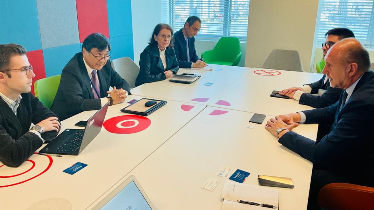 El gobernador ofreció la capacidad productiva santafesina y de sus empresas para generar un puente dinámico de provisión, asegurando el stock de productos básicos.