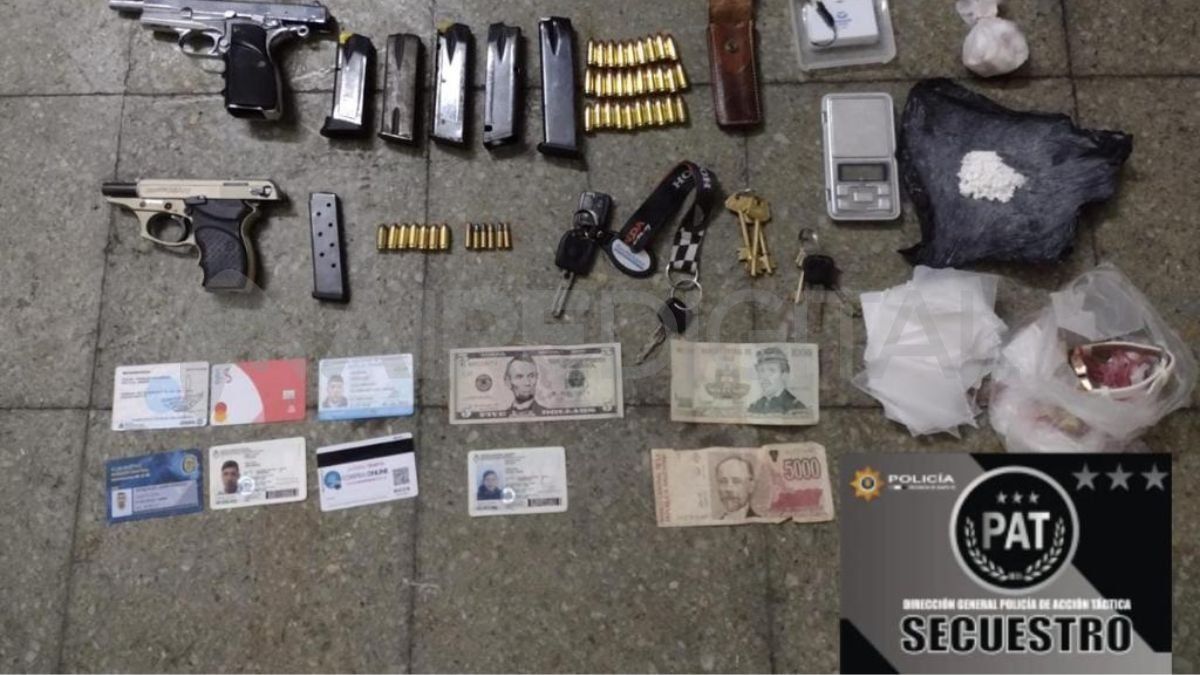 Tres jóvenes fueron detenidos por la Policía de Acción Táctica en Rosario. Incautaron armas, una moto y cocaína.