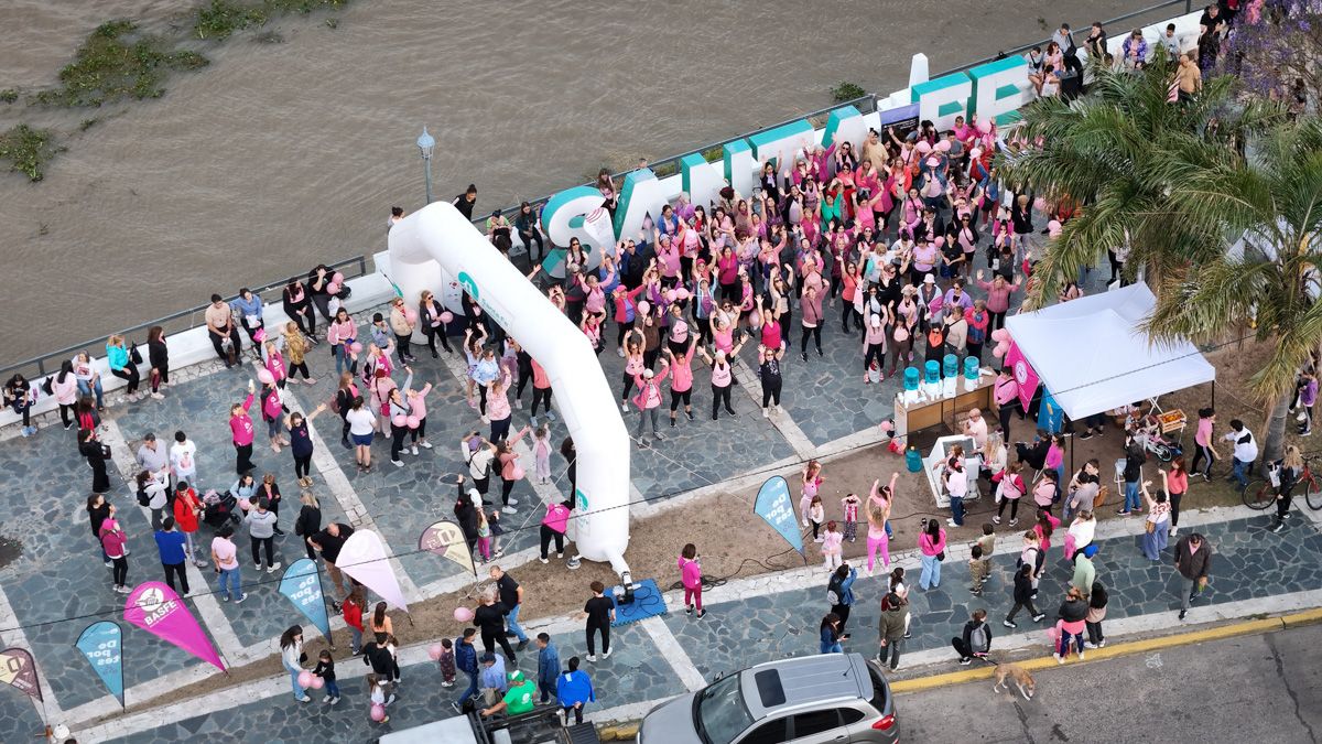 La caminata comenz&oacute; a las 17:00 desde el Faro, y recorri&oacute; 1.2 kil&oacute;metros hasta llegar a las letras corp&oacute;reas ubicadas en la costanera. 
