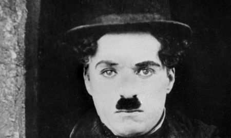 Charles Chaplin, el maestro del cine mudo, estaría cumpliendo años el día hoy.