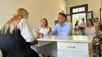 Mariano y Gabriela se casaron en el Registro Civil de Santa Fe este martes 13, con la luz cortada, celebrando 20 años juntos y el cumpleaños de ella.