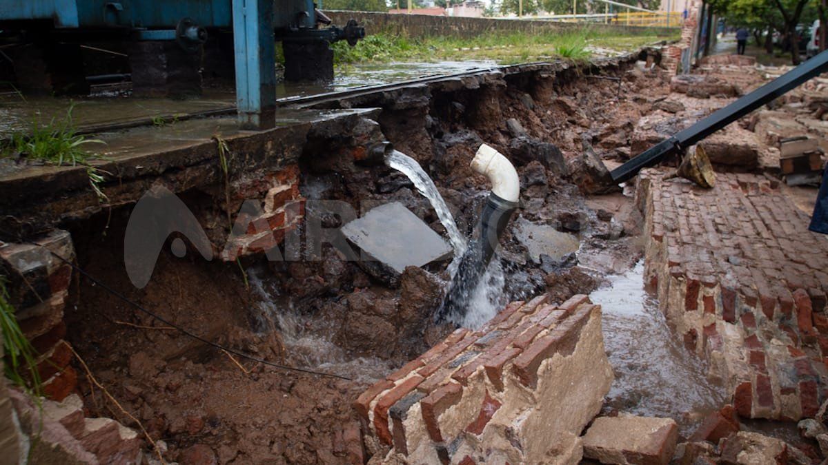 Con el derrumbe de la pared, se "desconectaron" algunas de las cañerías de desagote de la planta de Aguas Santafesinas (Assa).