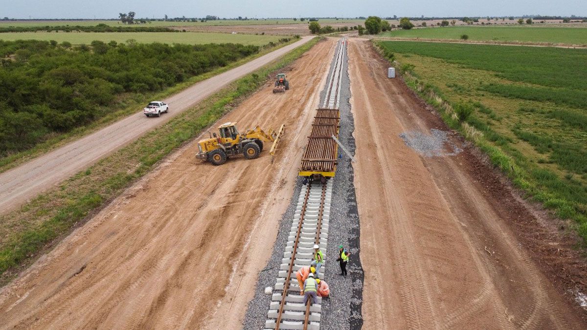 Con una inversión que supera los 8.500 millones de pesos, la obra permitirá que el tren rodee la ciudad de Santa Fe en lugar de atravesarla, evitando 61 pasos a nivel.