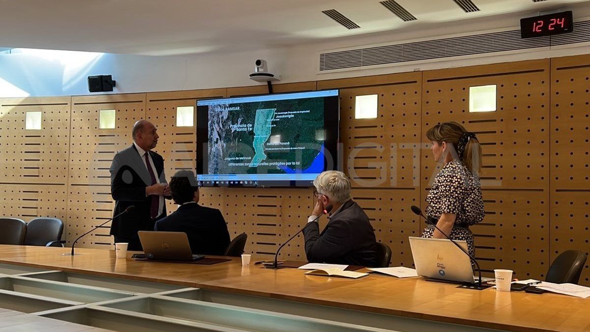 Omar Perotti durante la presentación del plan Obras para la Acción Climática en la Agencia Francesa para el Desarrollo.