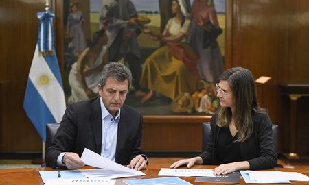 Canje de bonos en dólares: Ansés aportará casi U$S 12 millones para contener la brecha. ¿Cómo afecta el patrimonio del organismo previsional? Canje de bonos en dólares: Ansés aportará casi U$S 12 millones para contener la brecha. ¿Cómo afecta el patrimonio del organismo previsional?