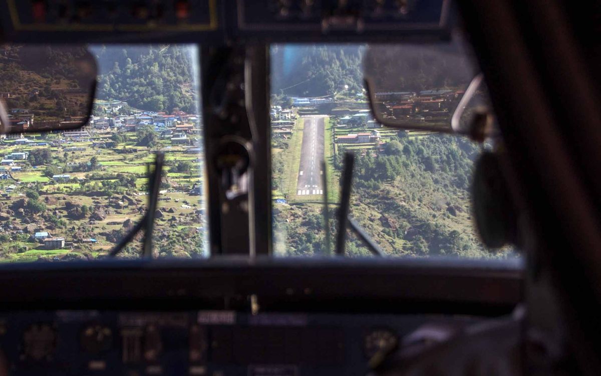 Así se ve la aproximación hacia la cabecera 06 de Lukla desde el cockpit de un Dornier 228. Debido a las particularidades del terreno (rodeado de montañas), prácticamente no hay chances de efectuar un go-around (escape, o ida al aire, que es la maniobra que se realiza cuando se aborta un aterrizaje) en una final corta: indefectiblemente, deberá aterrizar. Así se ve la aproximación hacia la cabecera 06 de Lukla desde el cockpit de un Dornier 228. Debido a las particularidades del terreno (rodeado de montañas), prácticamente no hay chances de efectuar un go-around (escape, o ida al aire, que es la maniobra que se realiza cuando se aborta un aterrizaje) en una final corta: indefectiblemente, deberá aterrizar.