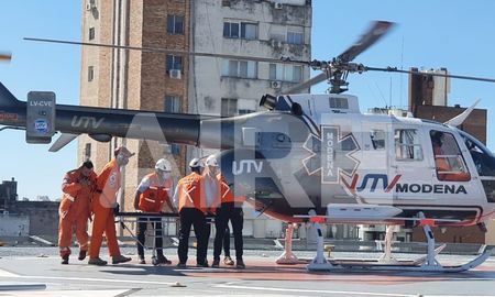 El momento en que aterriza el helicóptero sanitario que trasladó a Reutemann de Santa Fe a Rosario. El momento en que aterriza el helicóptero sanitario que trasladó a Reutemann de Santa Fe a Rosario.
