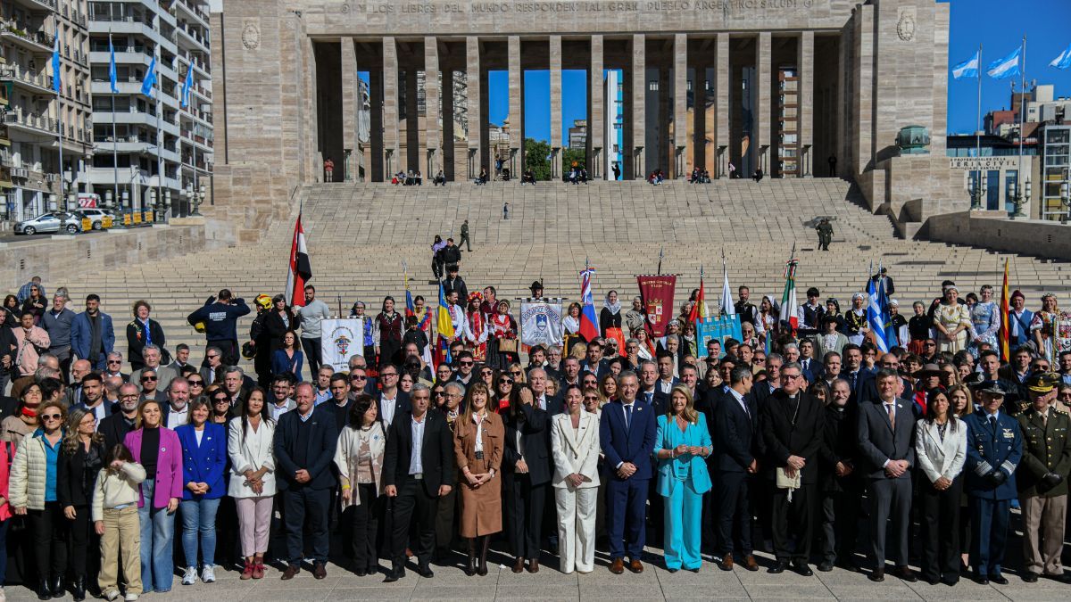 Pablo Javkin, junto a autoridades religiosas y funcionarios municipales y provinciales, encabezó el acto conmemorativo que se desarrolló en el Patio Cívico del Monumento Nacional a la Bandera. Pablo Javkin, junto a autoridades religiosas y funcionarios municipales y provinciales, encabezó el acto conmemorativo que se desarrolló en el Patio Cívico del Monumento Nacional a la Bandera.