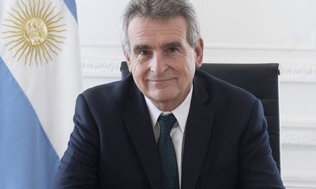 El jefe de Gabinete de ministros, Agustín Rossi, lanzó su precandidatura a la Presidencia de la Nación. El jefe de Gabinete de ministros, Agustín Rossi, lanzó su precandidatura a la Presidencia de la Nación.