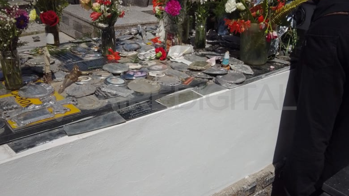 Desde el municipio descartaron que la situación esté vinculada con un hecho de vandalismo y aseguraron que los elementos como las placas y fotos no pueden ser dejados en estos espacios comunes.